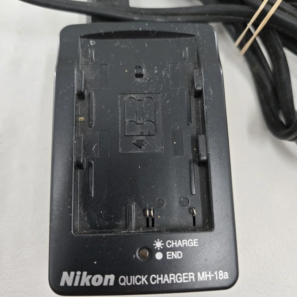 Nikon MH-18a Quick Charger + One Battery For Parts Or Not Working